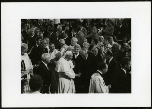 Saint-Laurent-sur-Sèvre. - Le Pape Jean-Paul II vient honorer Louis-Marie Grignion de Montfort, inhumé dans la basilique, et sa disciple Marie-Louise Trichet (19 sept. 1996).